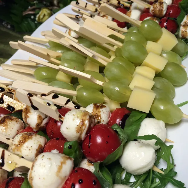 Käse und Obst am Spieß