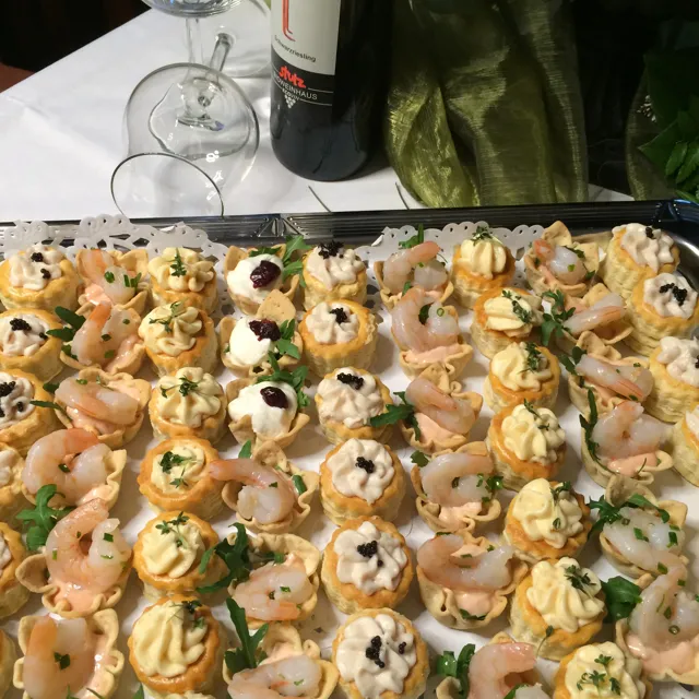 Canapés mit verschiedenen Belägen