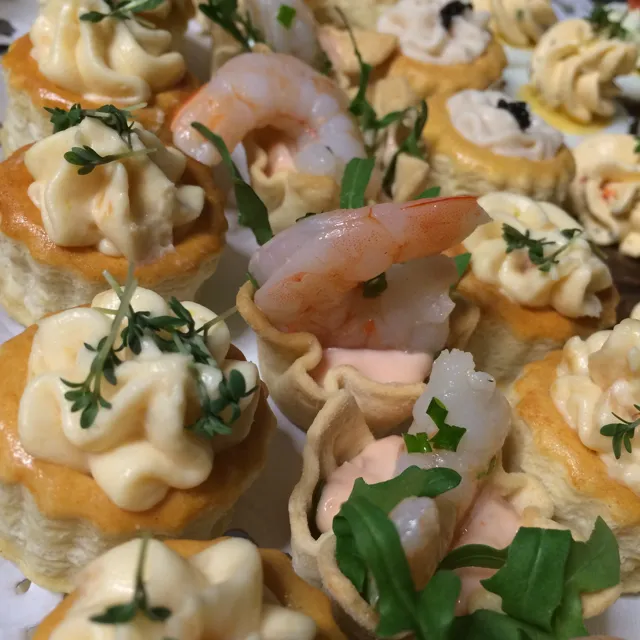 Canapés mit verschiedenen Belägen