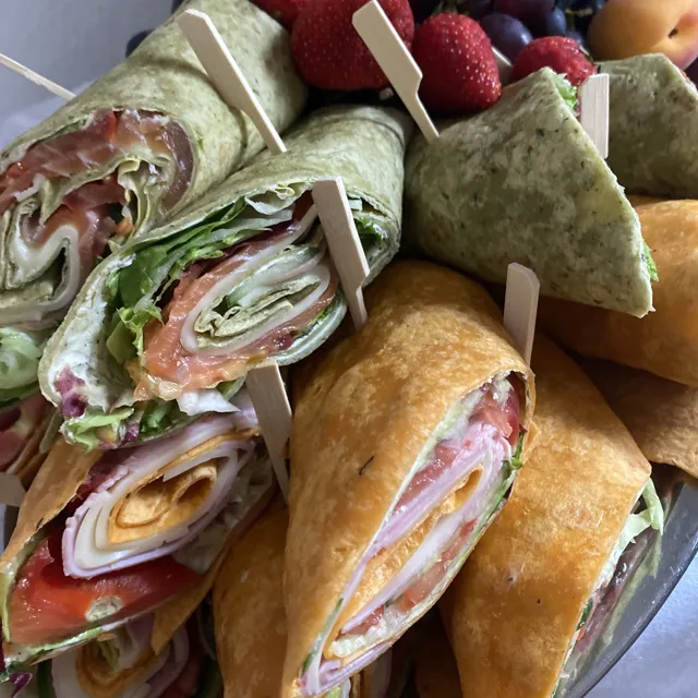 Belegte Wraps und Brötchen
