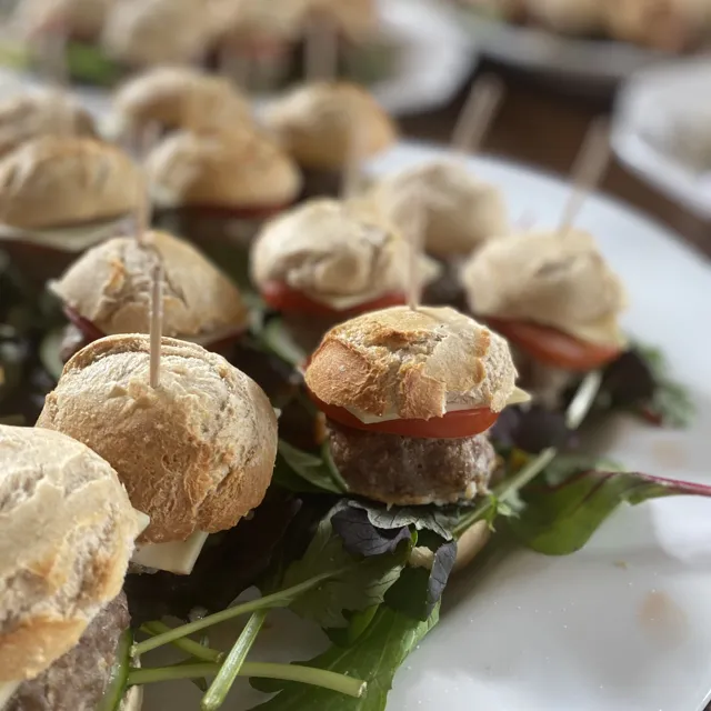 Kleine belegte Brötchen