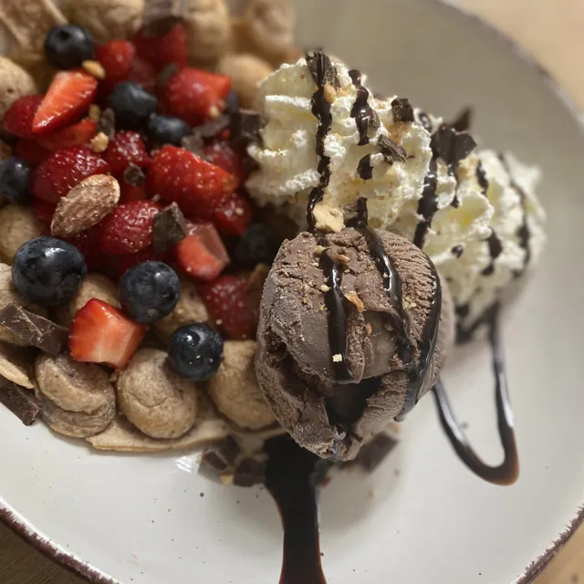 Dessert mit Eis und frischen Früchten