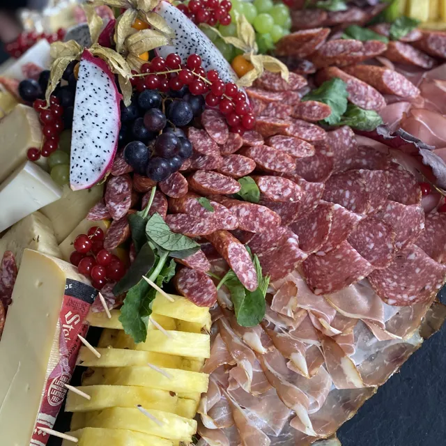 Käseplatte mit Trauben und Beeren