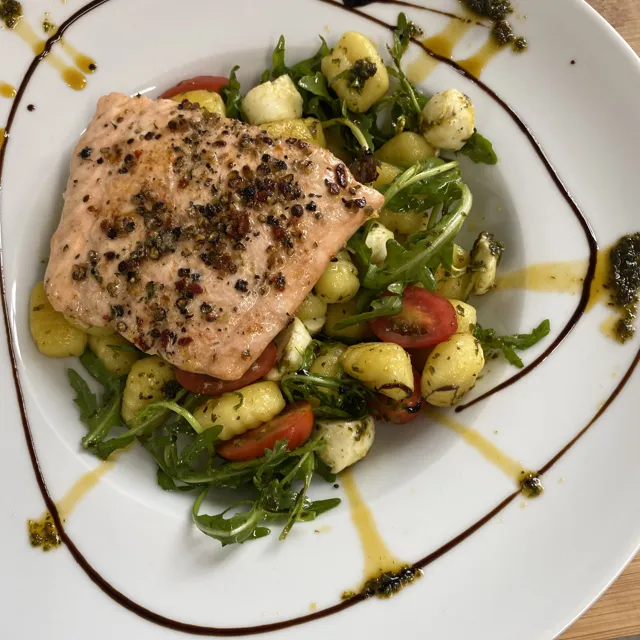 Fleisch mit Gemüse und Beilagen