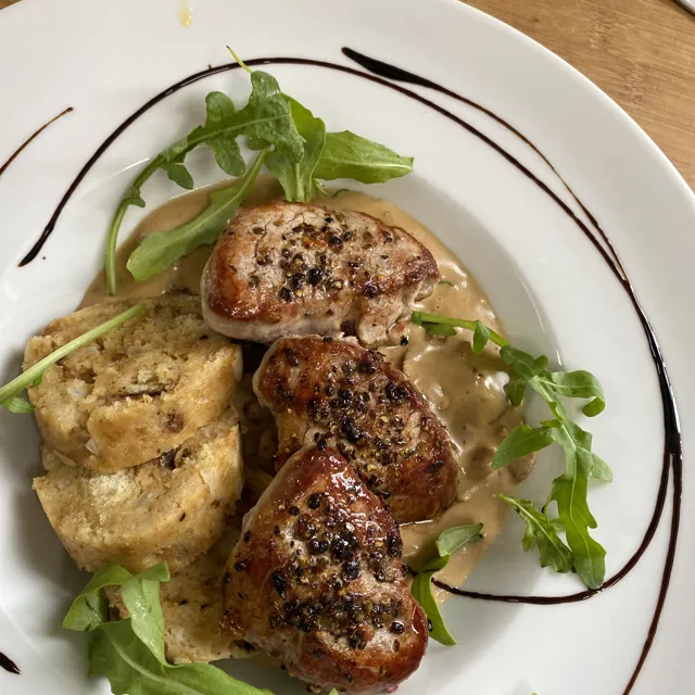 Tellergericht mit Fleisch und Beilagen