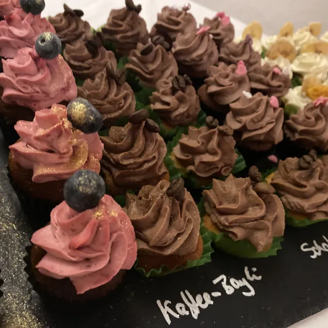 Fein dekorierte kleine Desserts