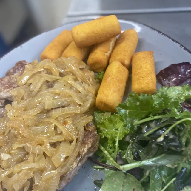Herzhaftes Gericht mit Kroketten
