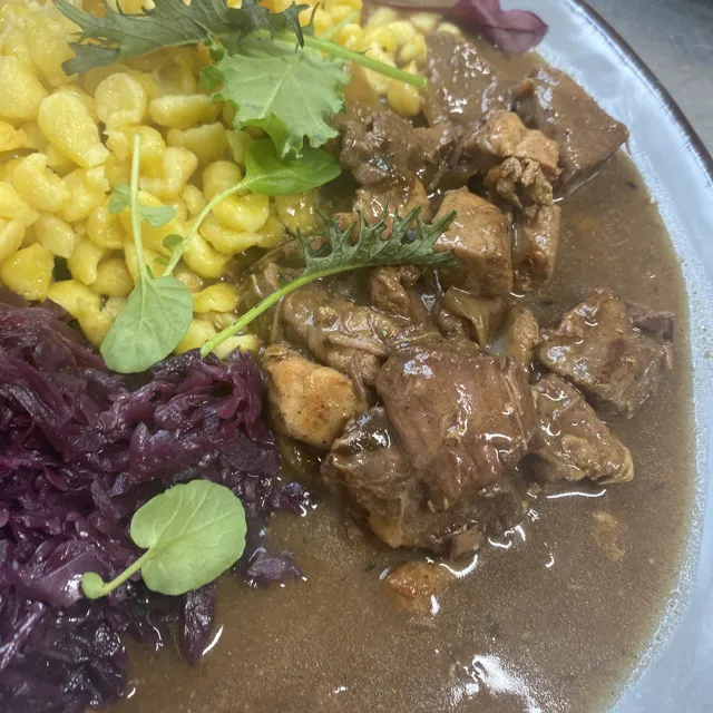Fleischgericht mit Klößen und Rotkohl